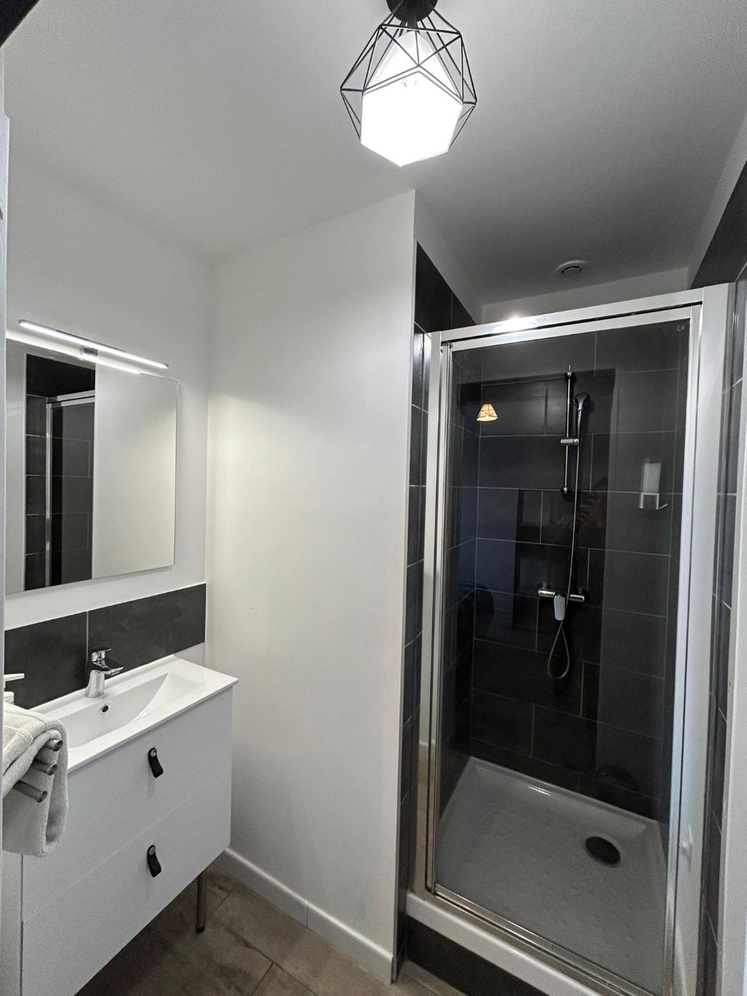 4 Avec 4 Salles De Bains Et Climatisation Appartement *